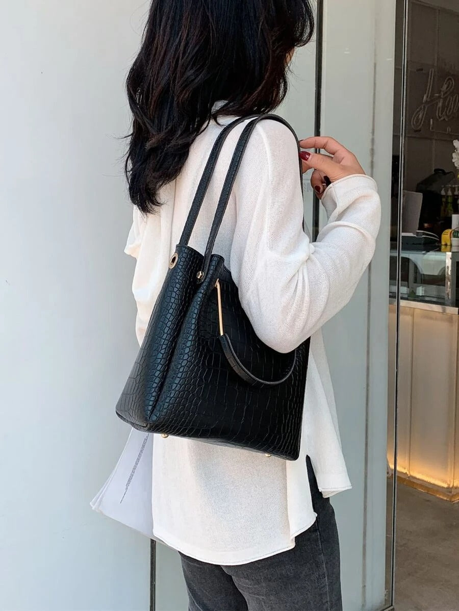 شنطة كبيرة مربعه بقطع معدنيه شنط وحقائب شنط