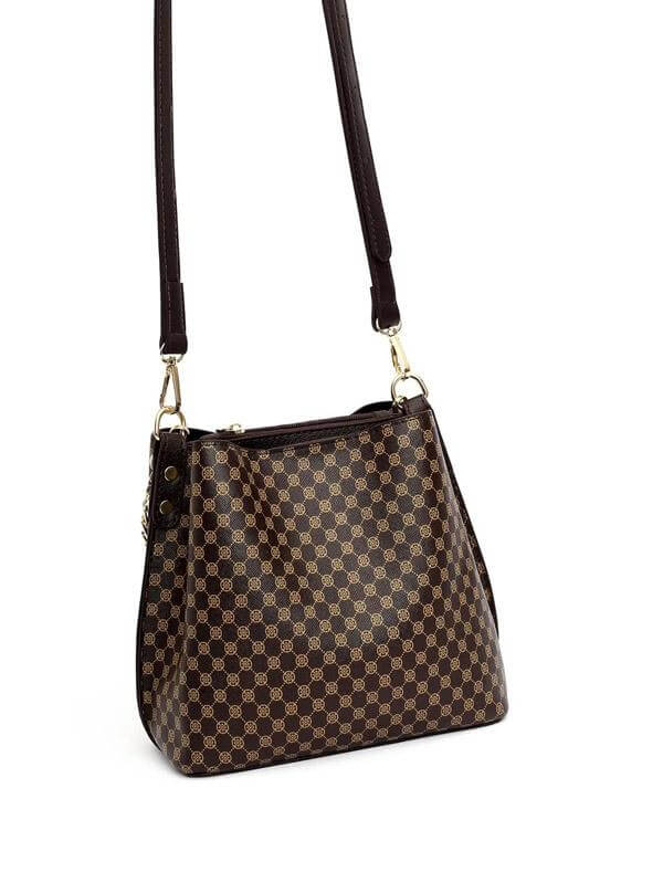 حقيبة بنية بشعار شنط وحقائب شنط