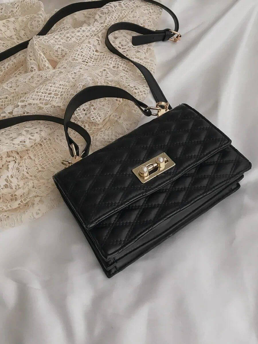 حقيبة كتف مبطنة مزينه باللؤلؤ شنط وحقائب شنط