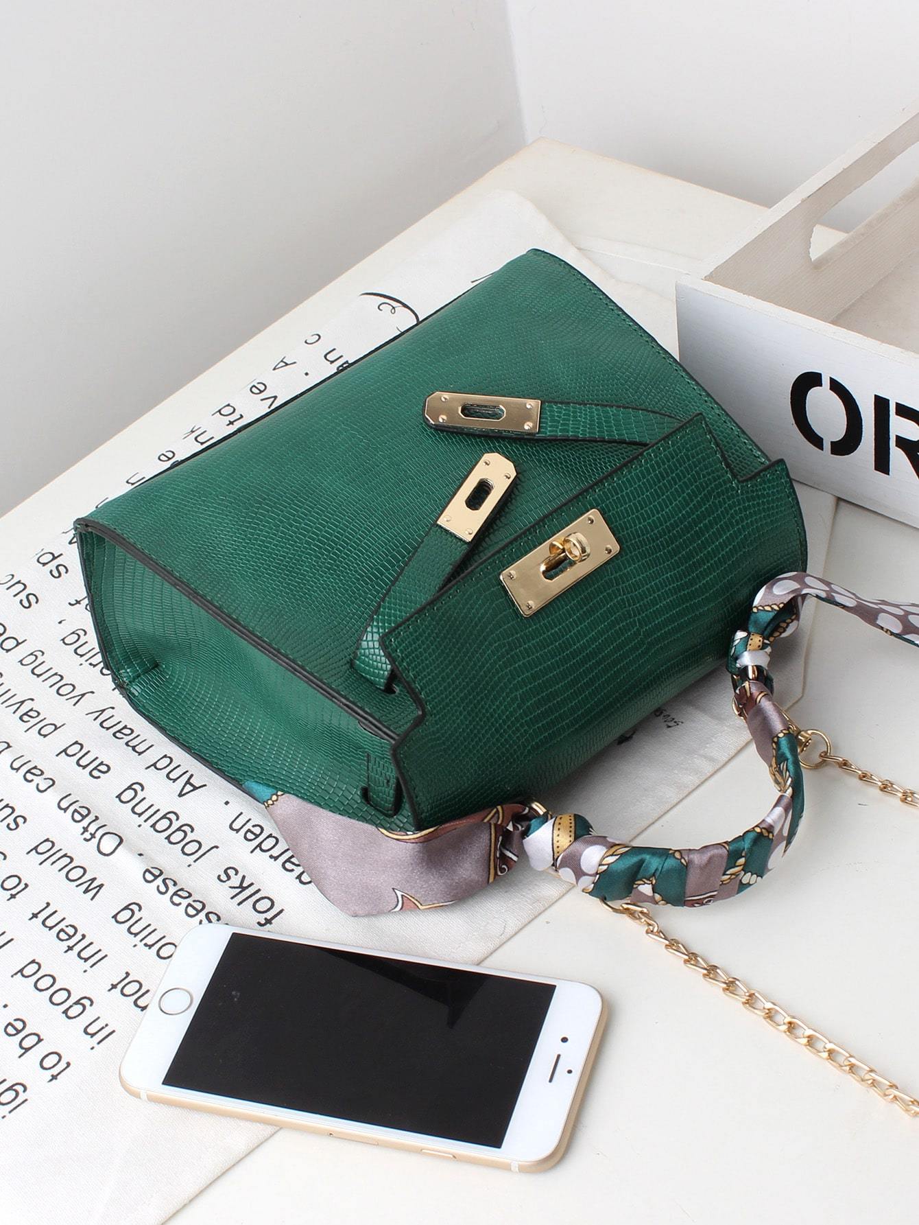 شنطة جلدية بقفل معدن ذهبي متوسطة الحجم شنط وحقائب شنط