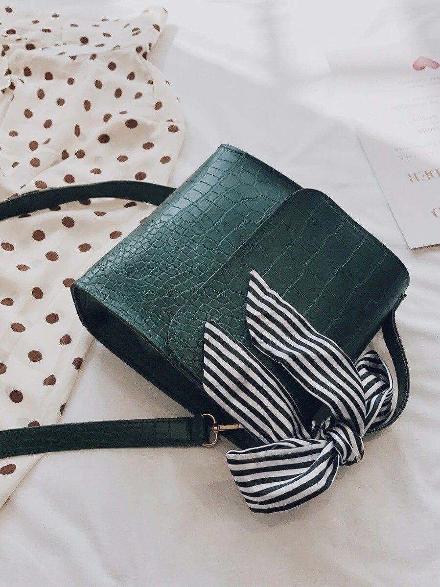 حقيبه سوداء بشريطه انيقه شنط وحقائب شنط