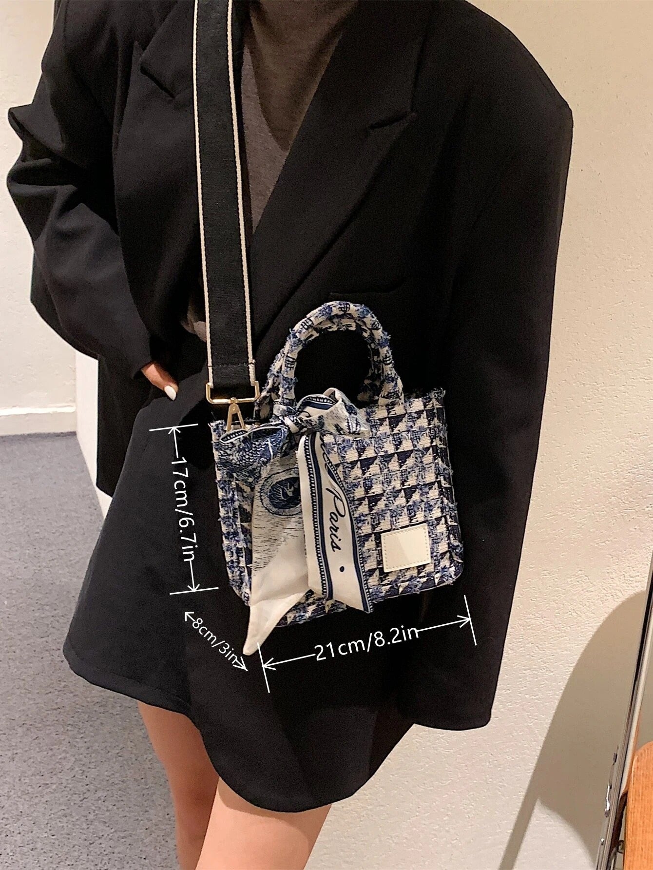 حقيبة مربعة مع وشاح تصميم هندسي صغيره شنط وحقائب شنط