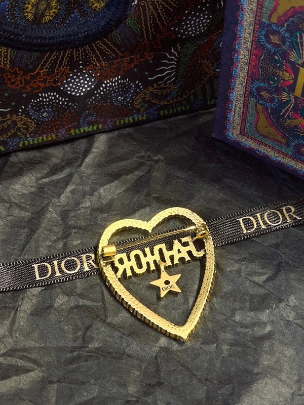 بروش ماركة ديور قلب بروش dior