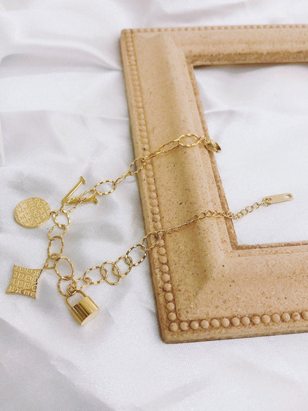 اسواره لويس فيتون ذهبية بتعليقات انيقة اسواره louis vuitton