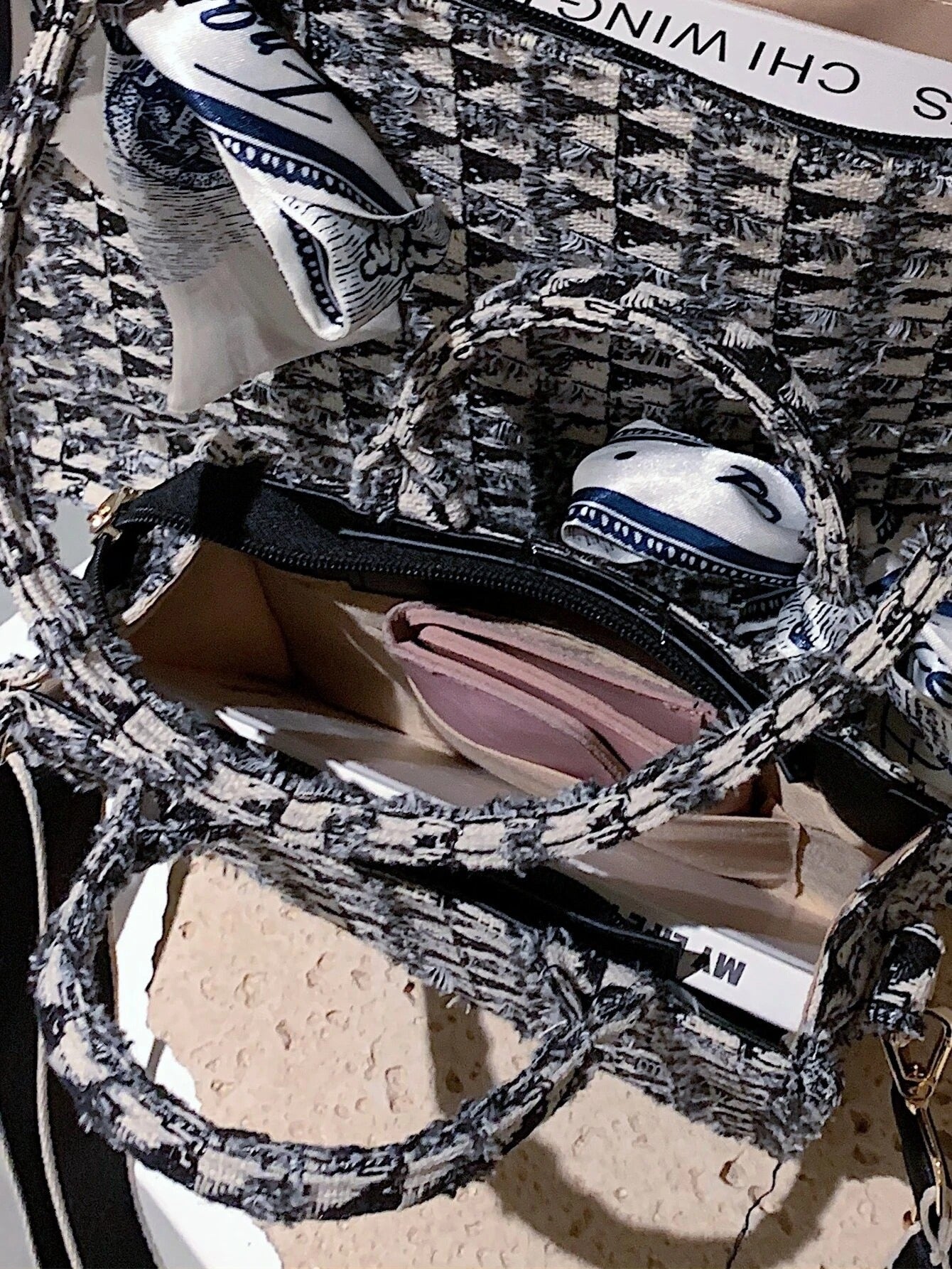 حقيبة مربعة مع وشاح تصميم هندسي صغيره شنط وحقائب شنط