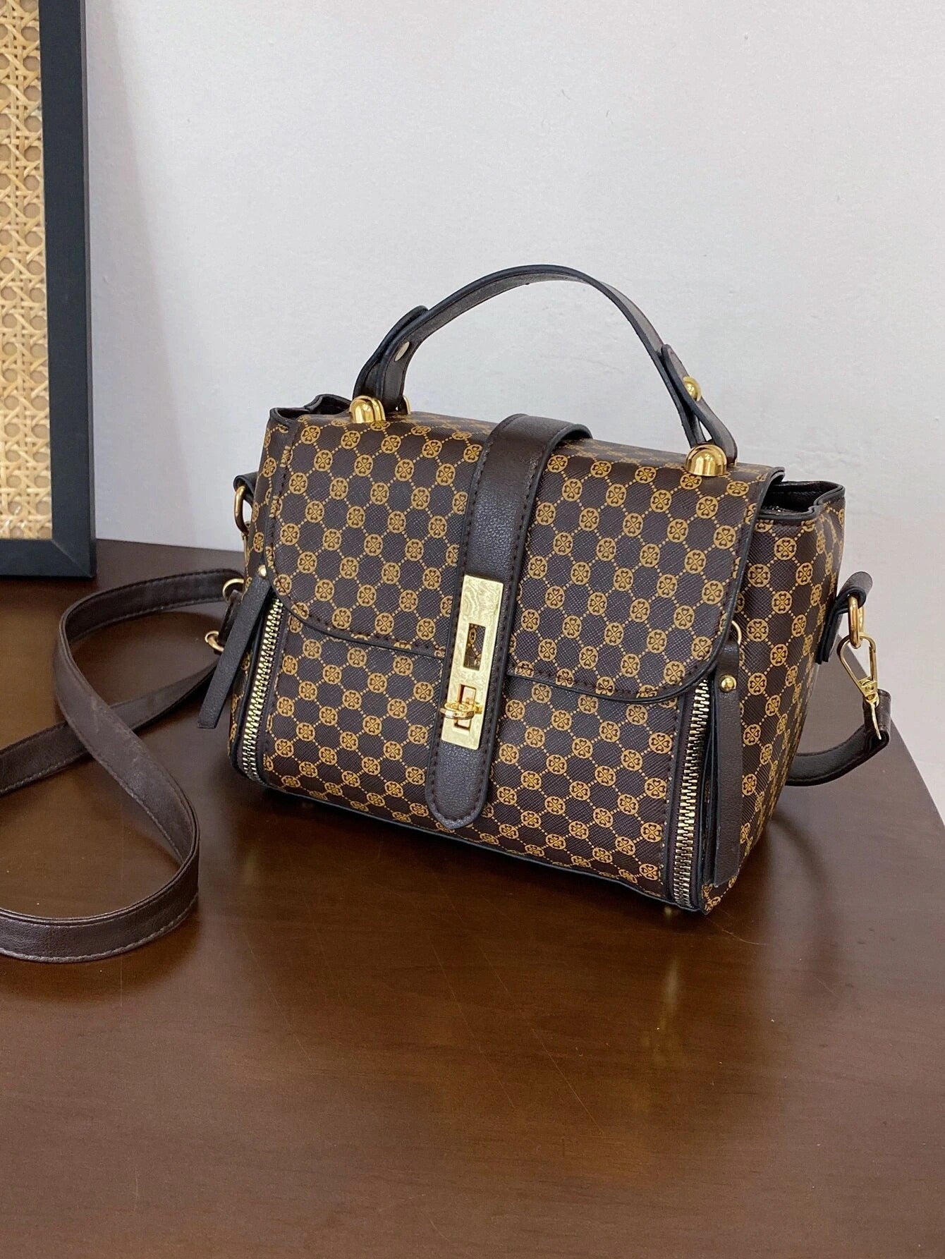 حقيبة ساتشيل جرافيك قـفل ذهبي شنط وحقائب شنط