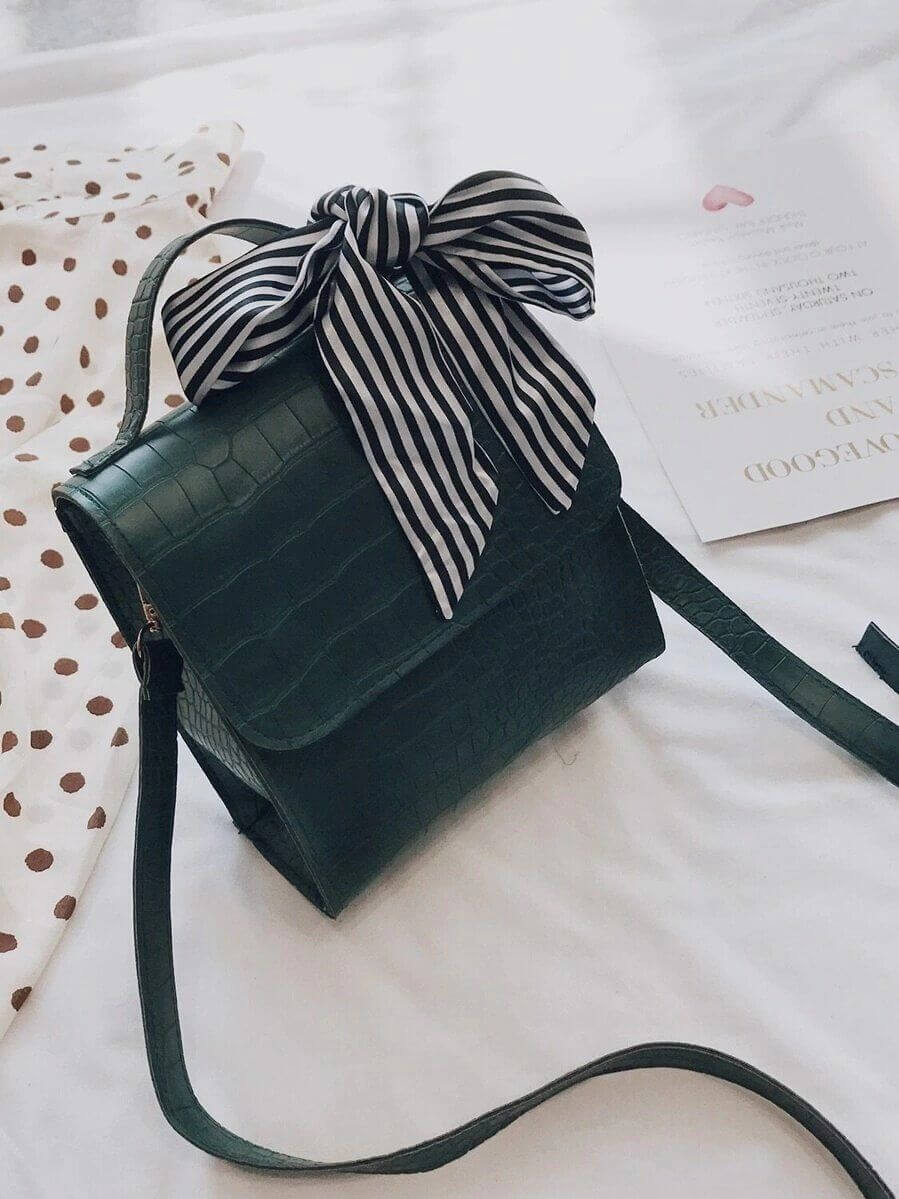 حقيبه سوداء بشريطه انيقه شنط وحقائب شنط