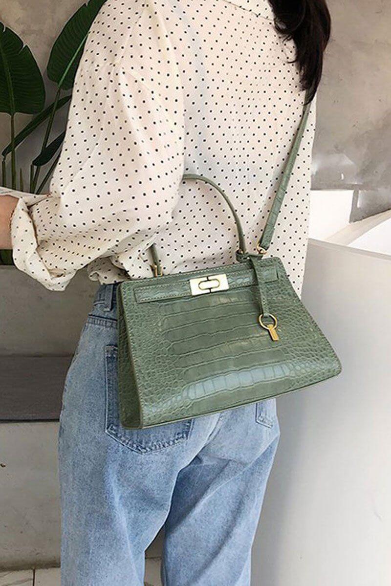 حقيبة جلديه انيقة متوسطة الحجم شنط وحقائب شنط