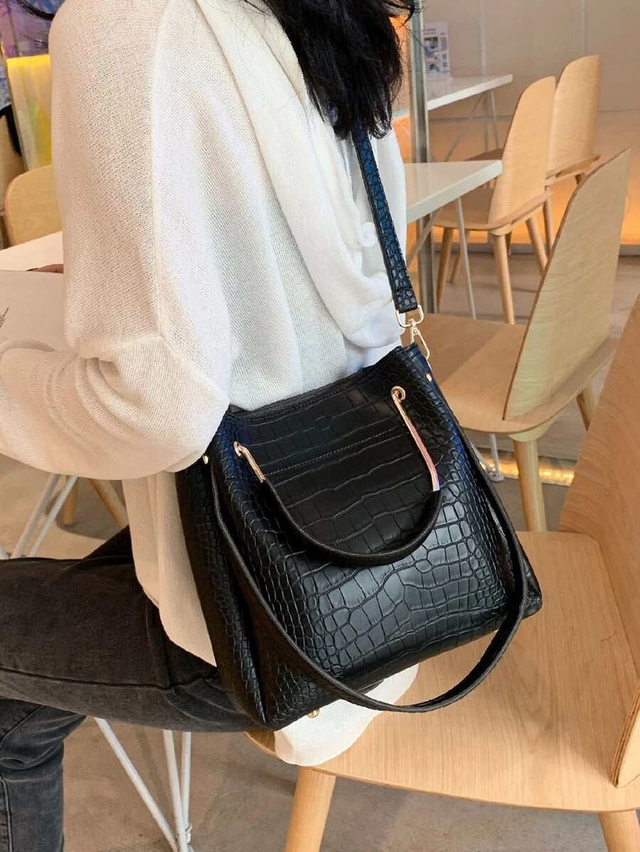 شنطة كبيرة مربعه بقطع معدنيه شنط وحقائب شنط