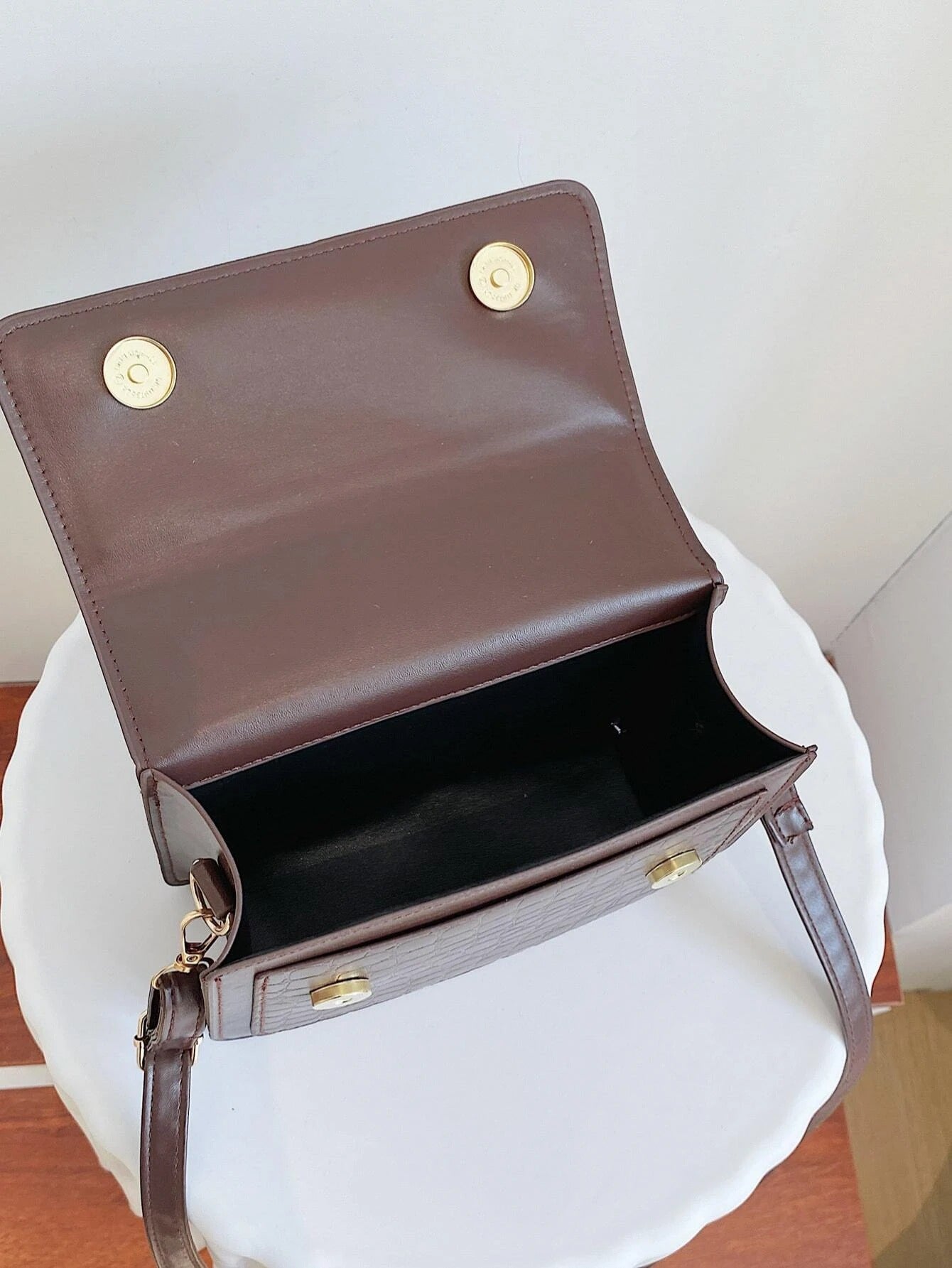 حقيبة مربعة نقش بلون بني شنط وحقائب شنط