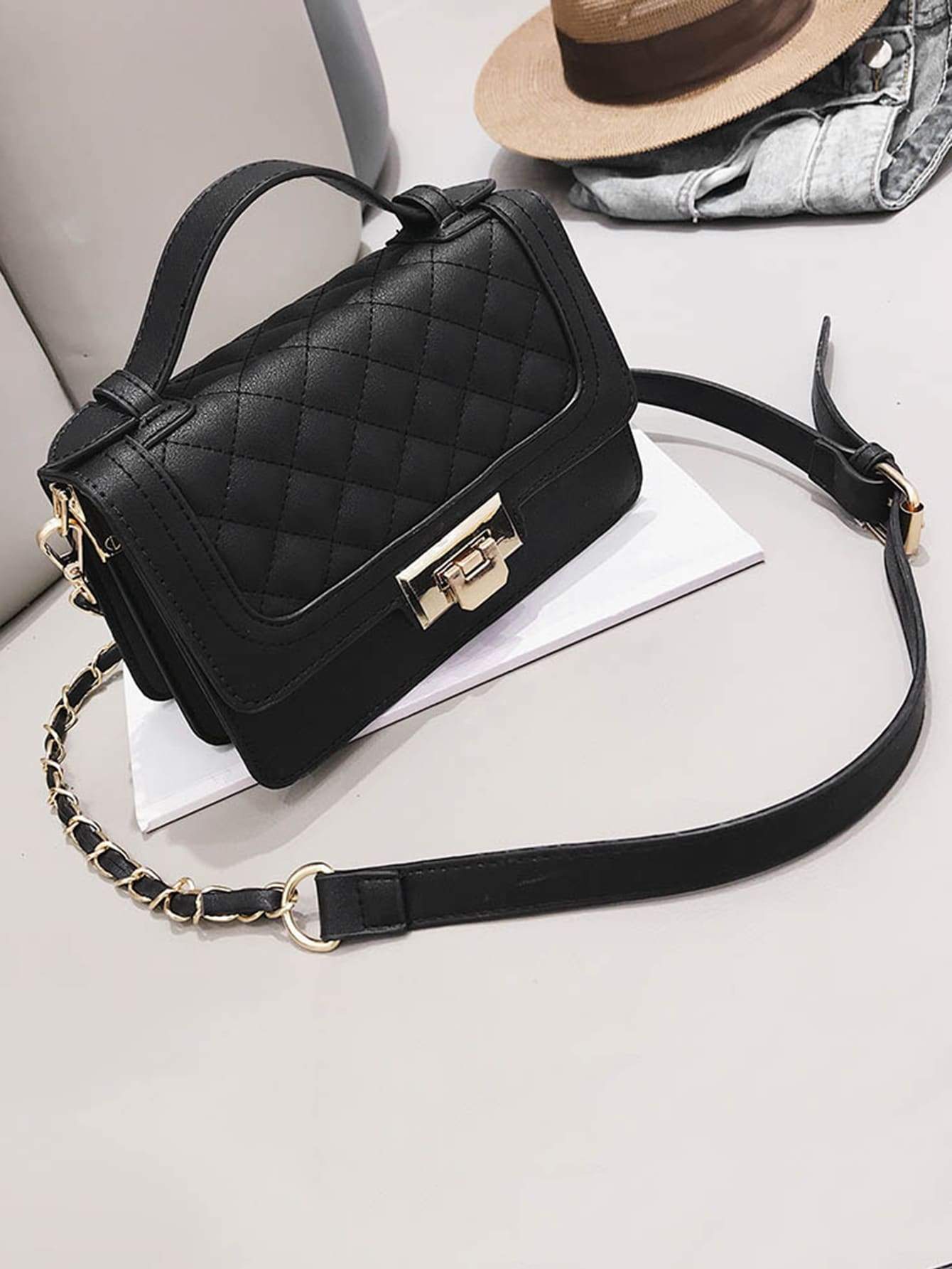 شنطة سوداء انيقة بقفل ذهبي شنط وحقائب شنط