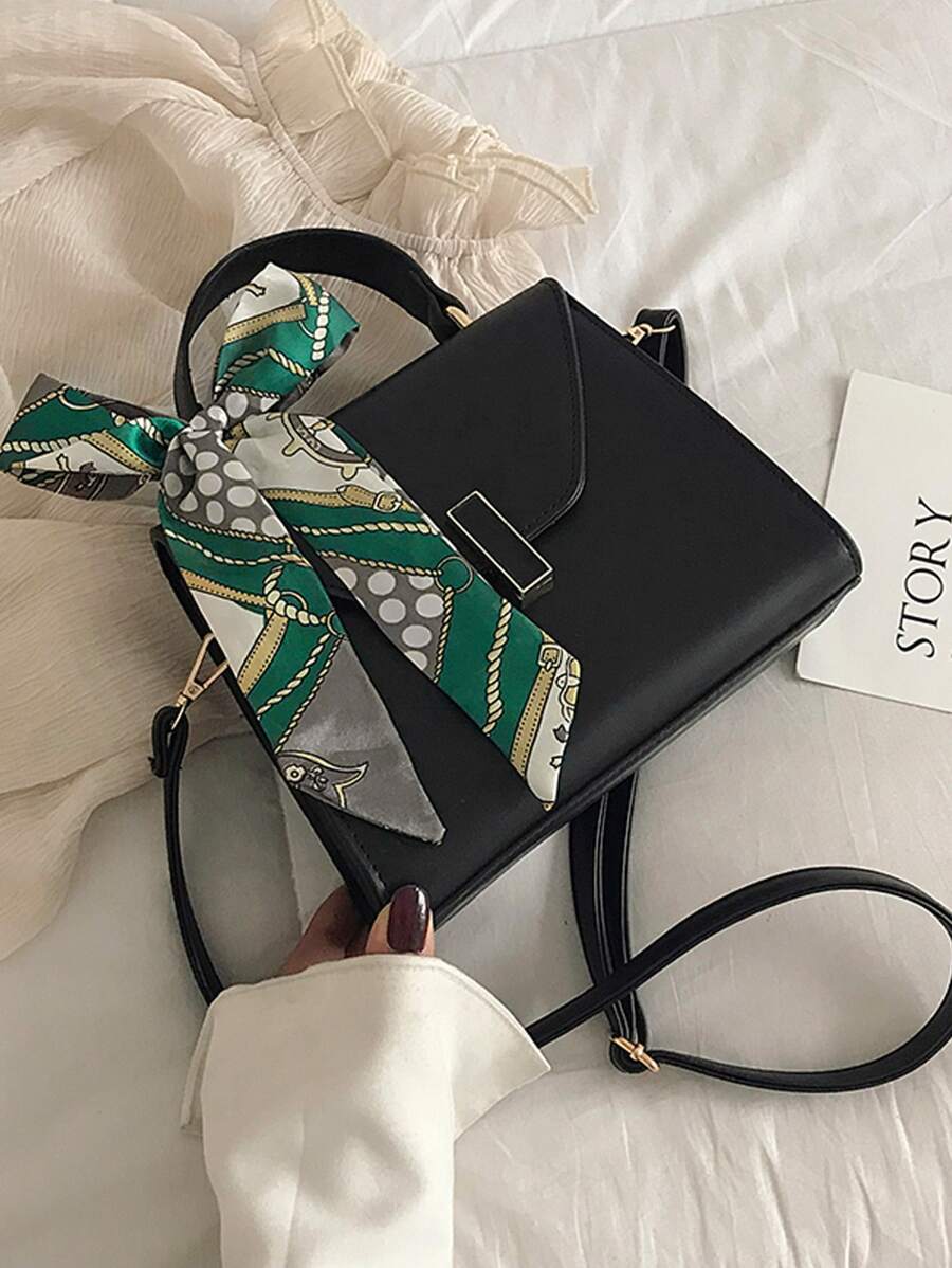 شنطة كتف سوداء بوشاح ملون شنط وحقائب شنط