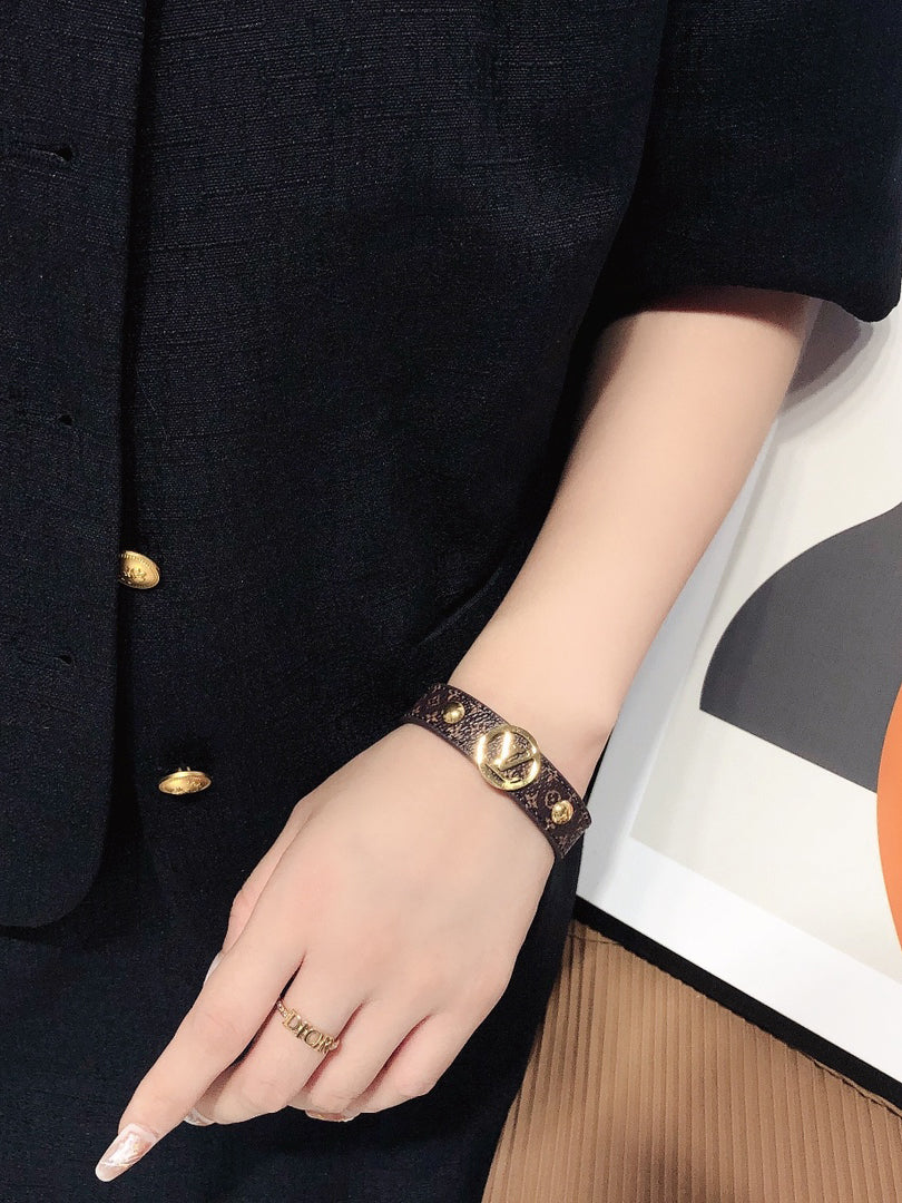 اساور لويس فيتون براون لذر لوقو اسواره louis vuitton