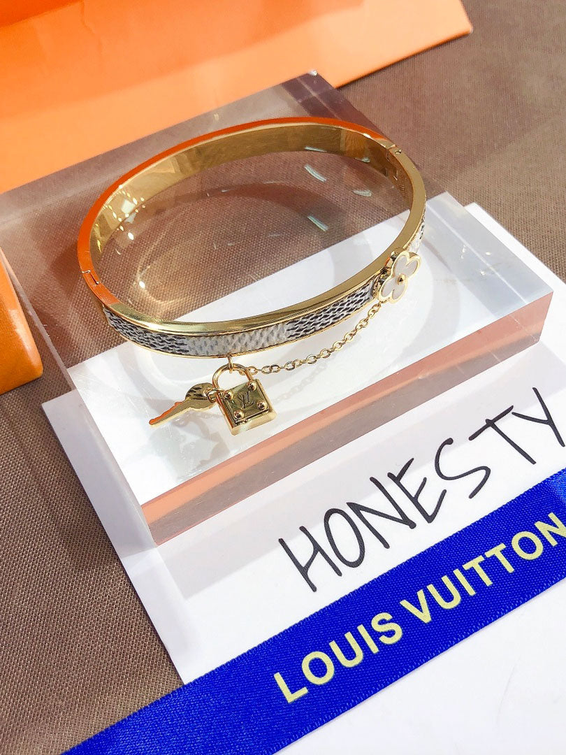 اساور لويس فيتون فلاور لوقو وايت اسواره louis vuitton ذهبي