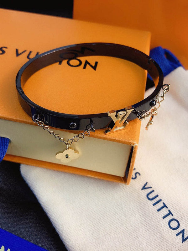 اسوارة لويس فيتون اسود بتعليقات ذهبيه اسواره louis vuitton