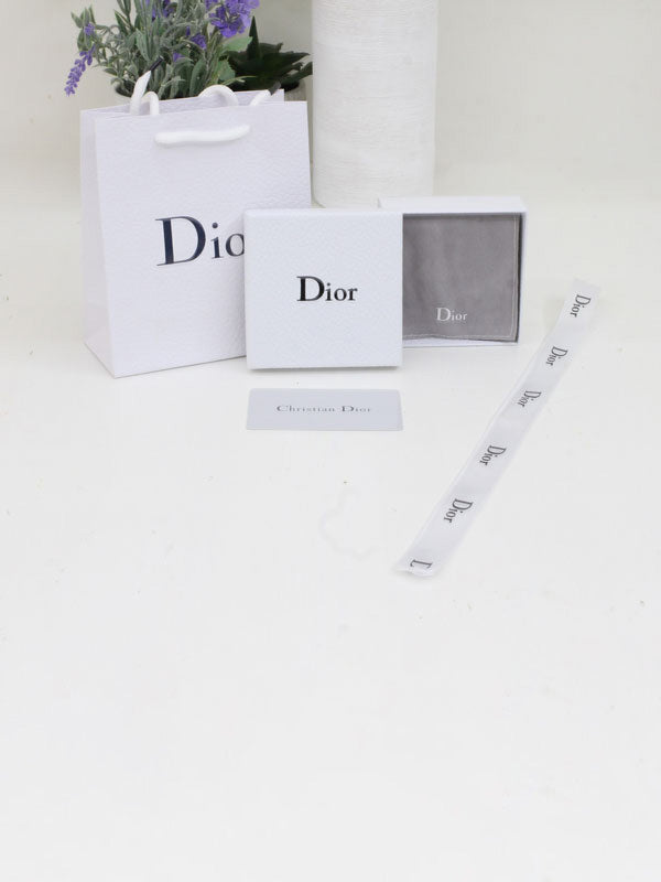 ملحقات ديور ابيض هدايا dior