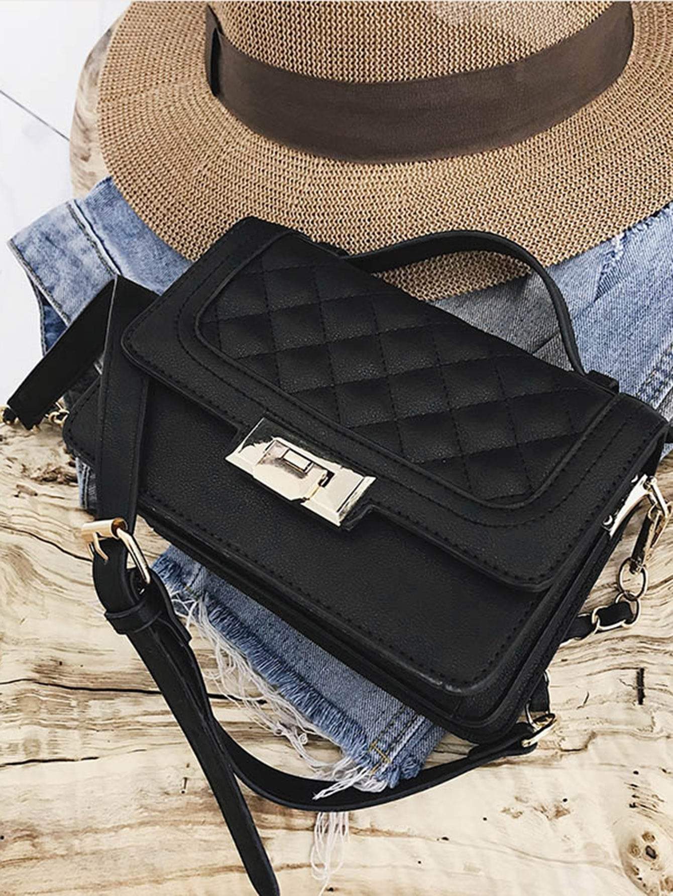 شنطة سوداء انيقة بقفل ذهبي شنط وحقائب شنط