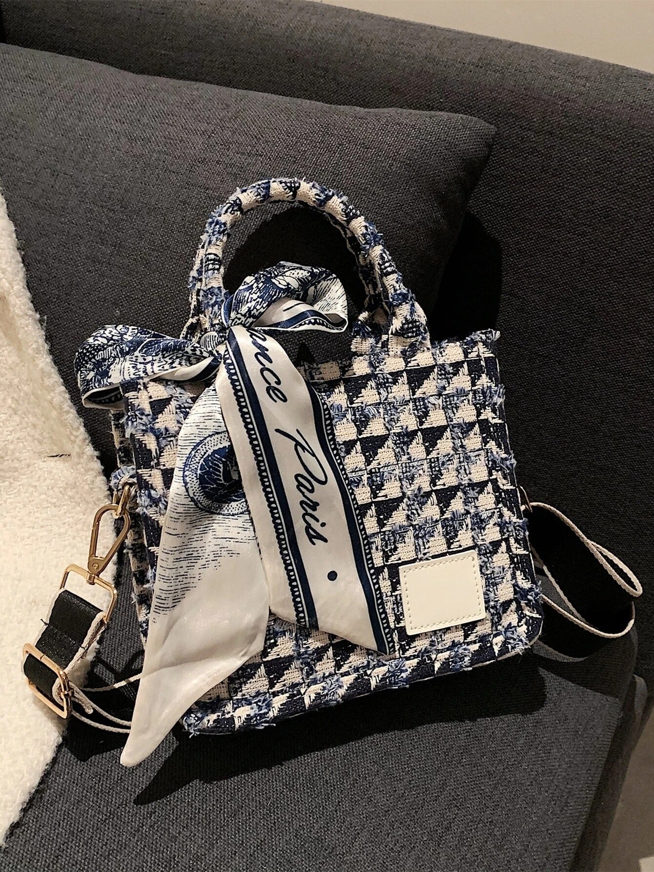 حقيبة مربعة مع وشاح تصميم هندسي صغيره شنط وحقائب شنط