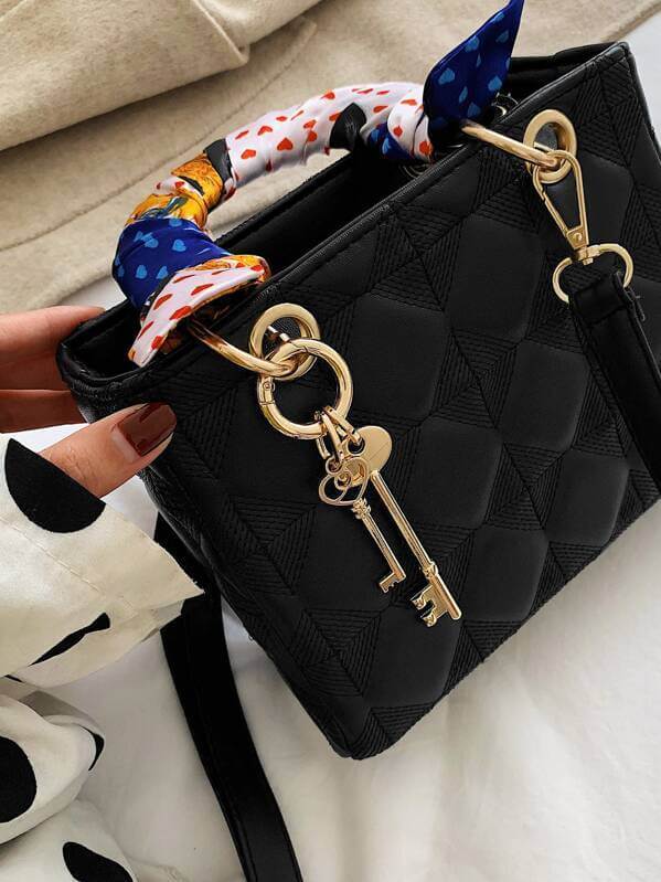 حقيبة مربعة انيقه بشارب شنط وحقائب شنط