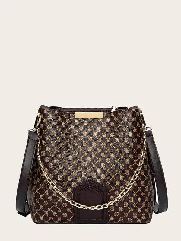 حقيبة بنية بشعار شنط وحقائب شنط