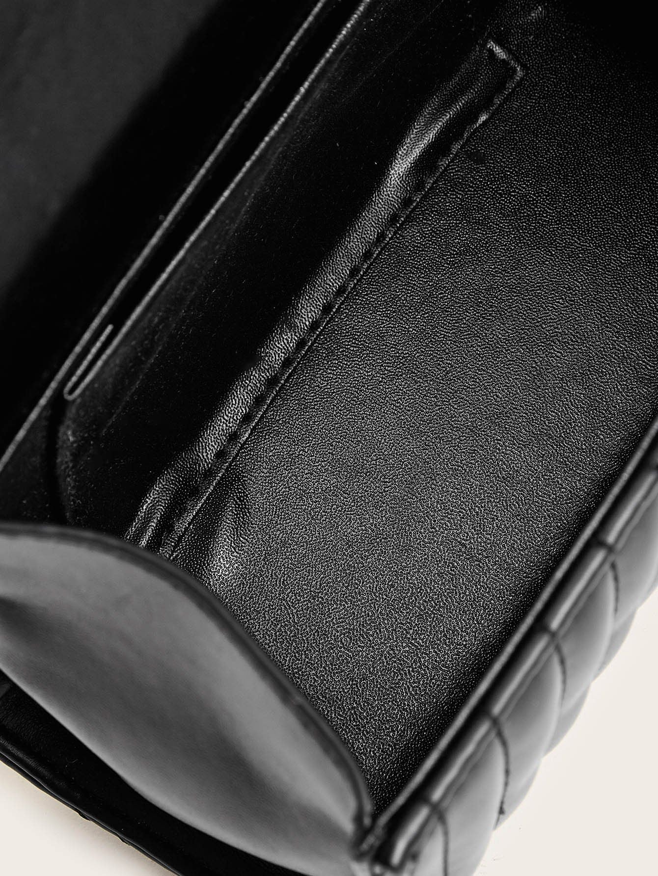 شنطة مبطنه مربعات بقفل ذهبي شنط وحقائب شنط