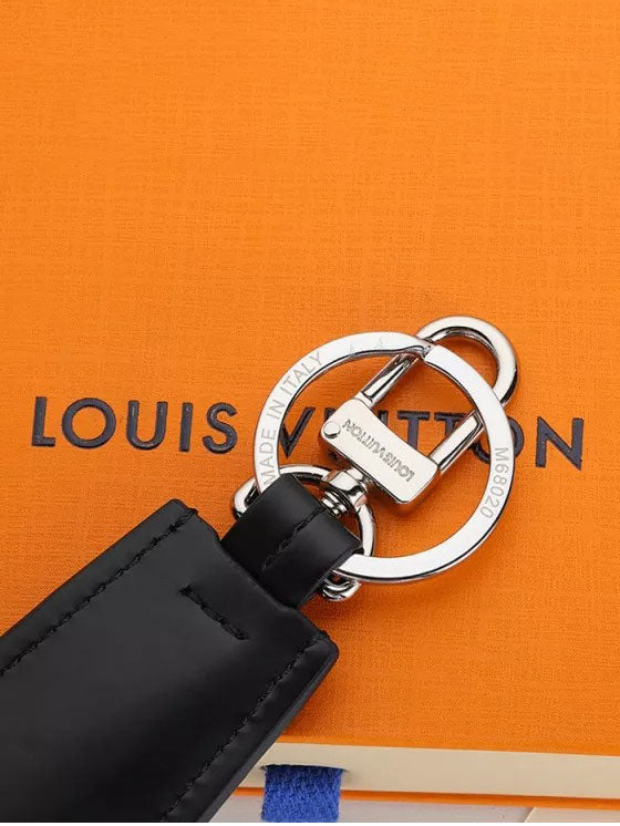 ميدالية لويس فيتون بلاك لذر ميدالية louis vuitton