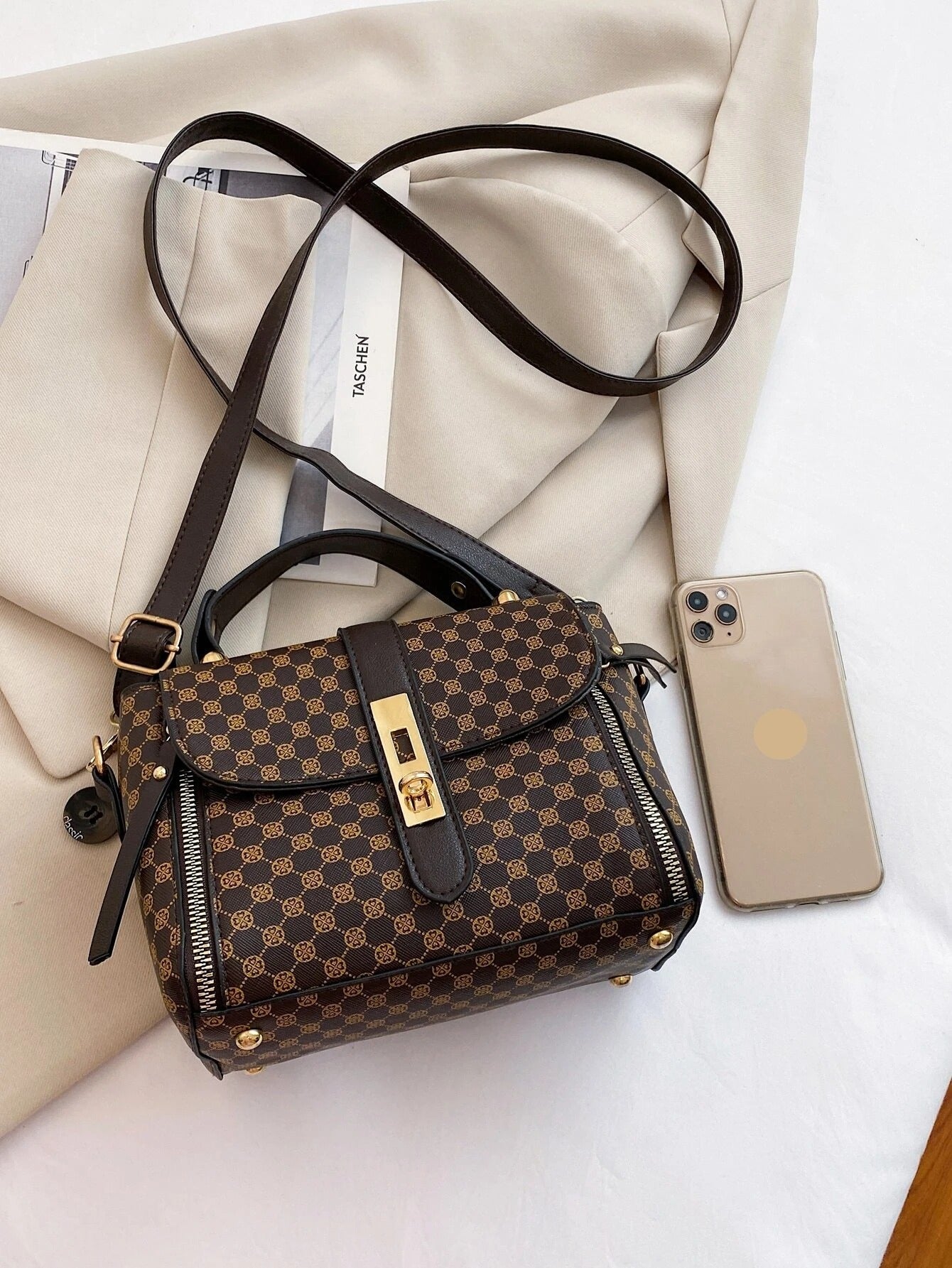 حقيبة ساتشيل جرافيك قـفل ذهبي شنط وحقائب شنط