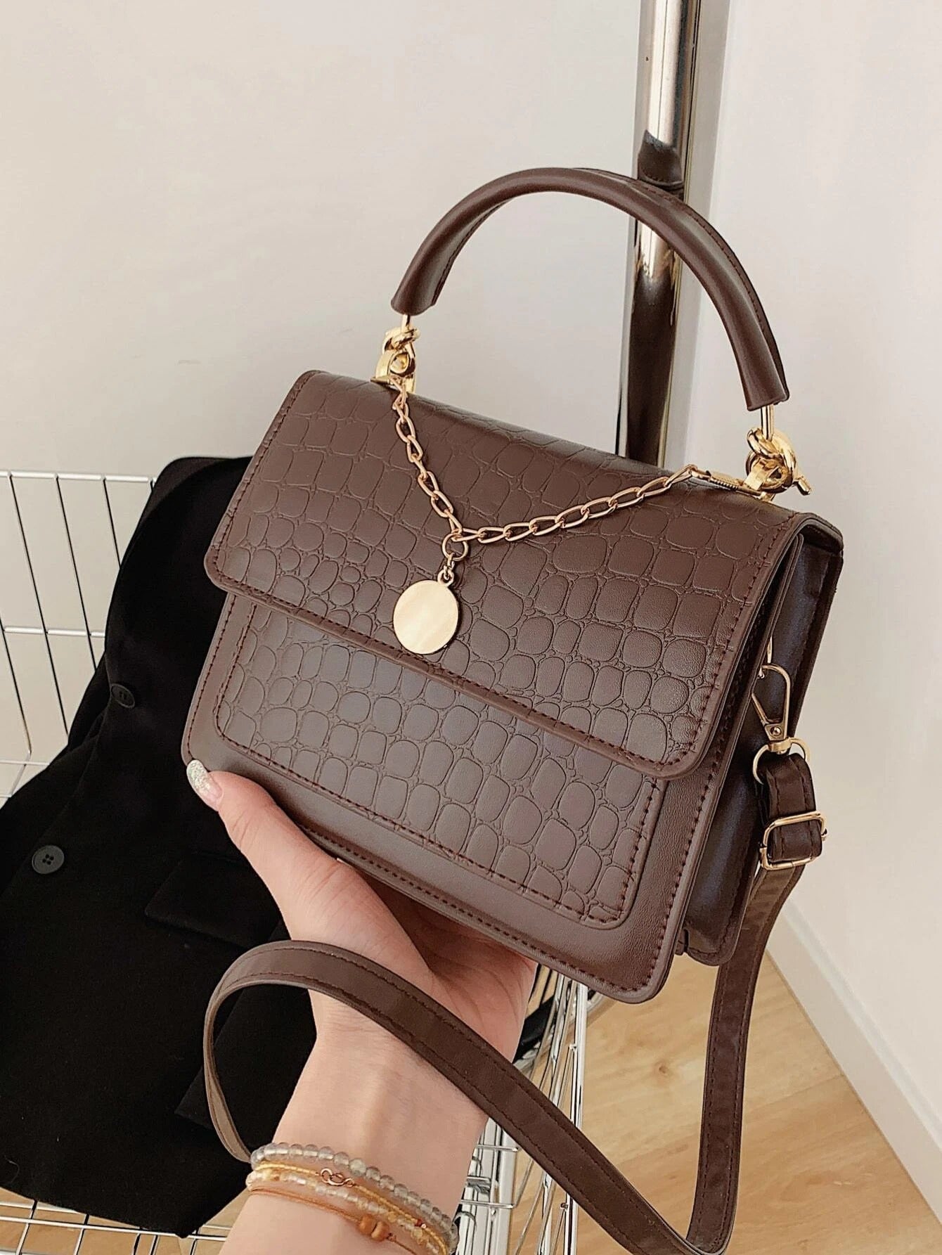 حقيبة مربعة نقش بلون بني شنط وحقائب شنط