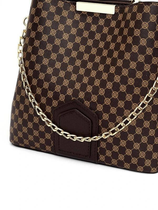 حقيبة بنية بشعار شنط وحقائب شنط