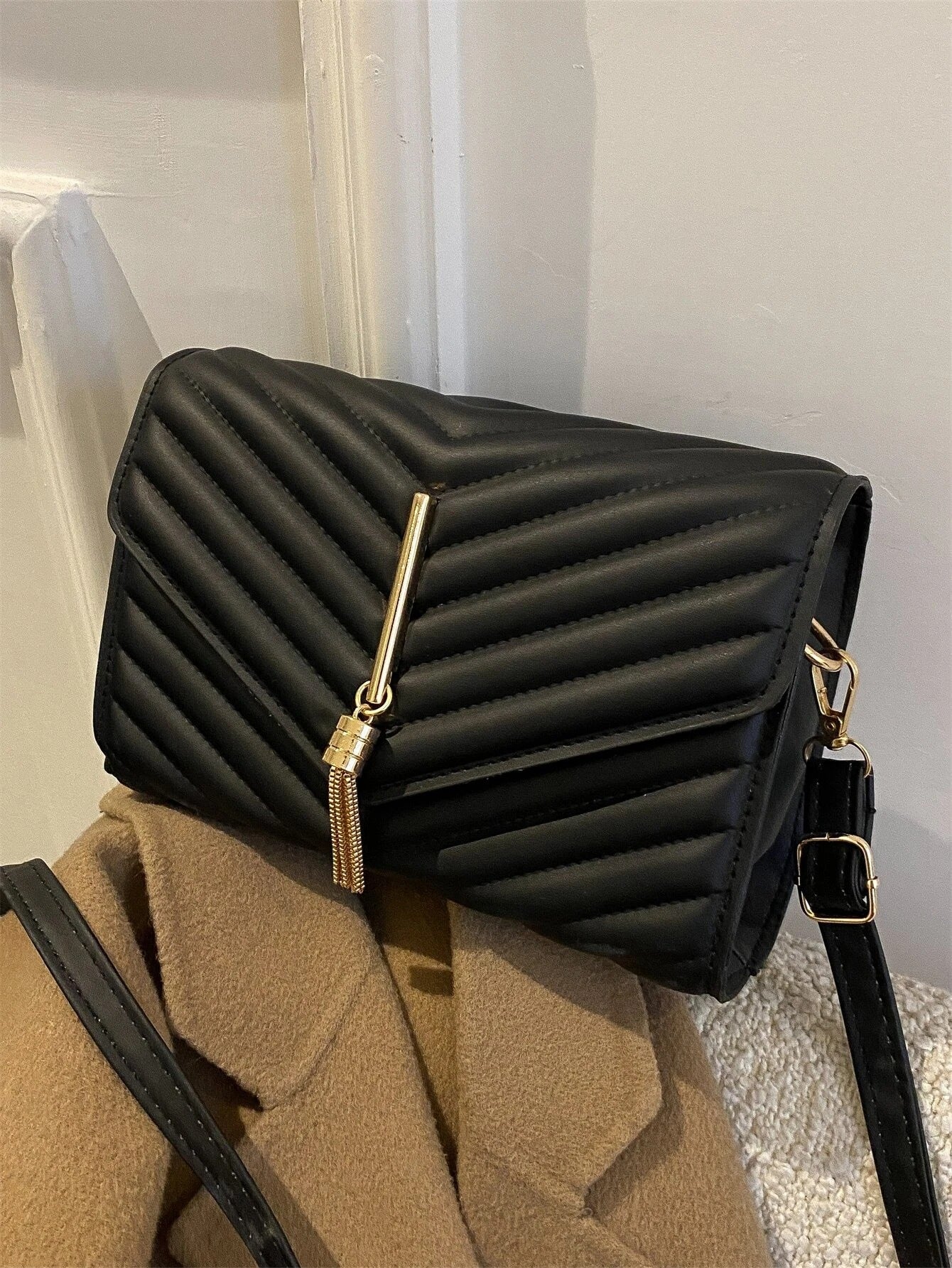 حقيبة مربع بسلساله ذهبية شنط وحقائب شنط اسود