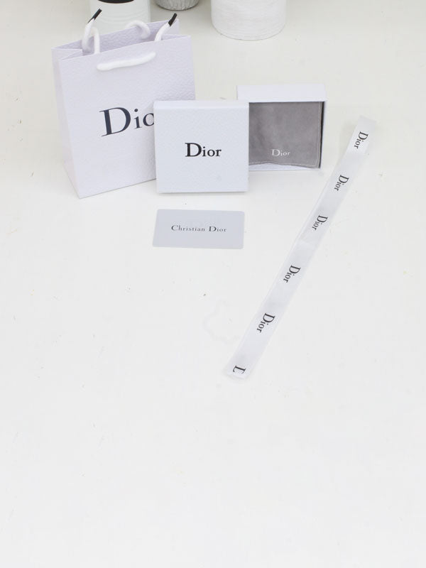 ملحقات ديور ابيض هدايا dior