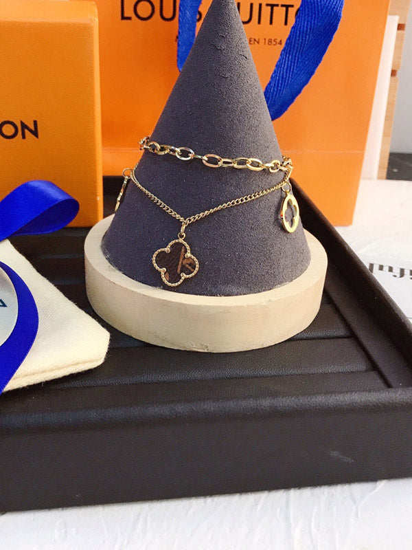 اسواره لويس فيتون بتعليقه بني اسواره louis vuitton