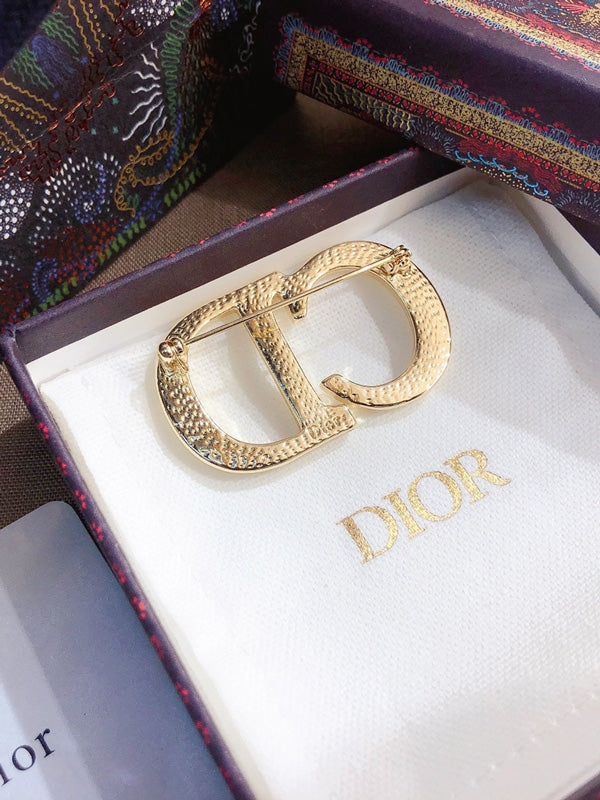 بروش ماركة فندي ميتال ذهبي بروش fendi