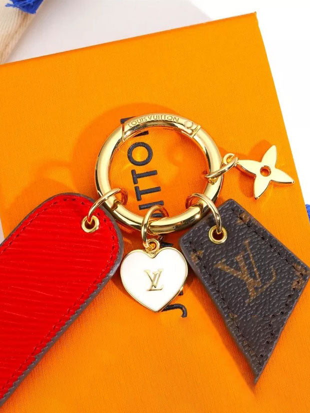 ميدالية لويس فيتون رد لذر ميدالية louis vuitton