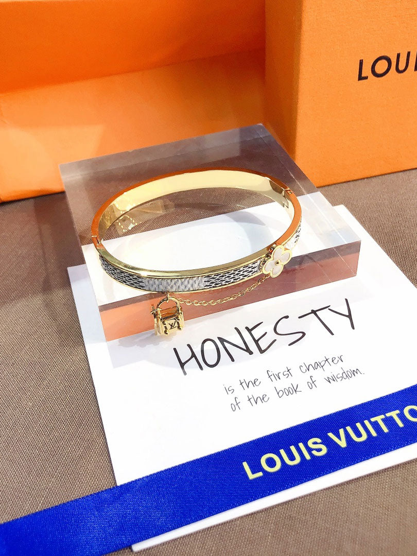 اساور لويس فيتون فلاور لوقو وايت اسواره louis vuitton