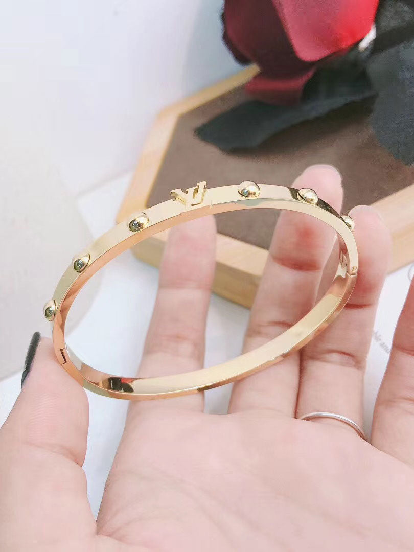 اساور لويس فيتون بانقل قولد لوقو اسواره louis vuitton