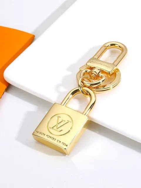 ميدالية ال في قولد كي ميدالية louis vuitton