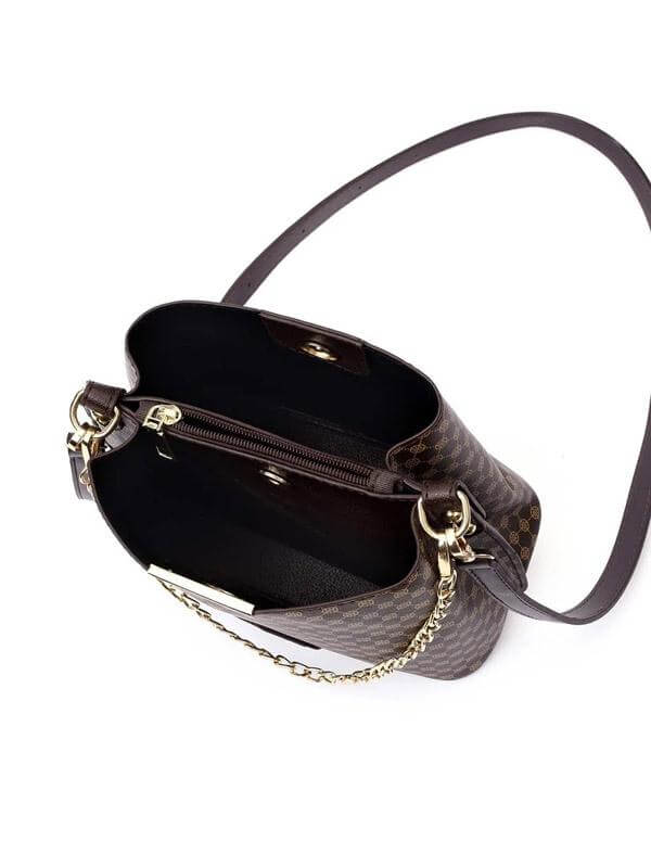 حقيبة بنية بشعار شنط وحقائب شنط