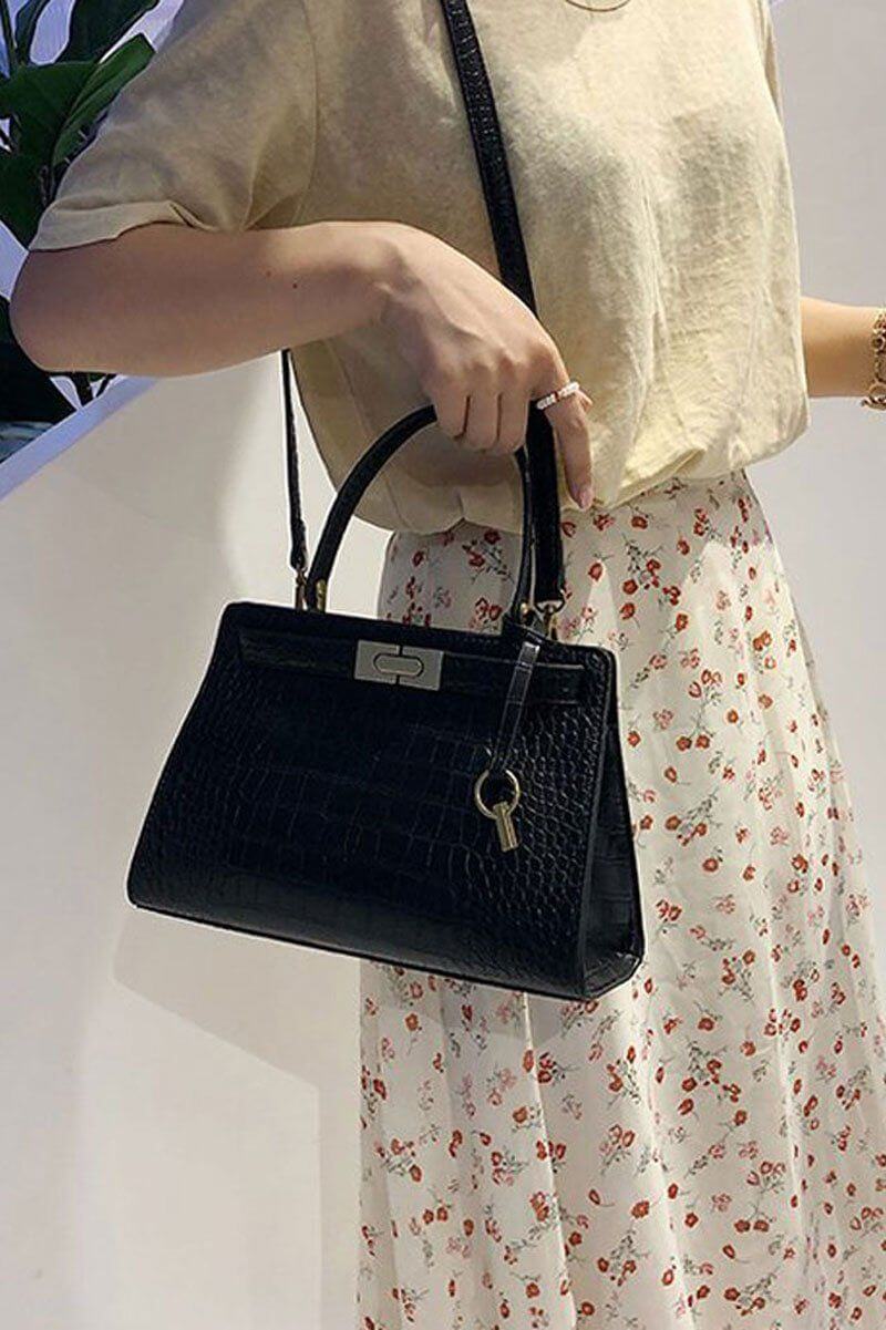 حقيبة جلديه انيقة متوسطة الحجم شنط وحقائب شنط