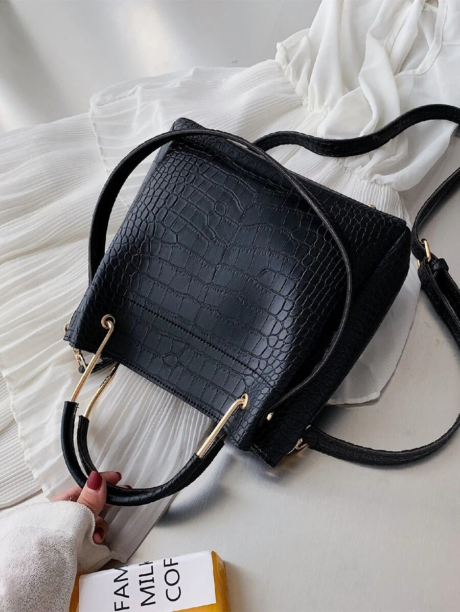 شنطة كبيرة مربعه بقطع معدنيه شنط وحقائب شنط