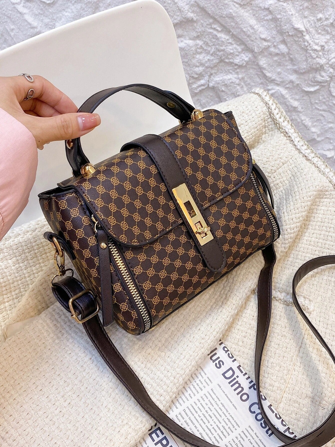 حقيبة ساتشيل جرافيك قـفل ذهبي شنط وحقائب شنط