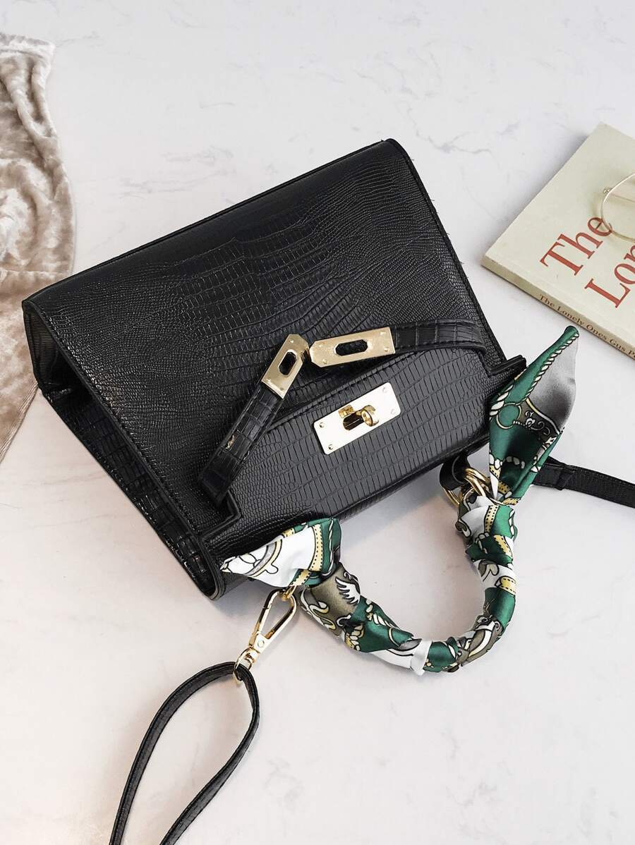 شنطة جلدية بقفل معدن ذهبي متوسطة الحجم شنط وحقائب شنط