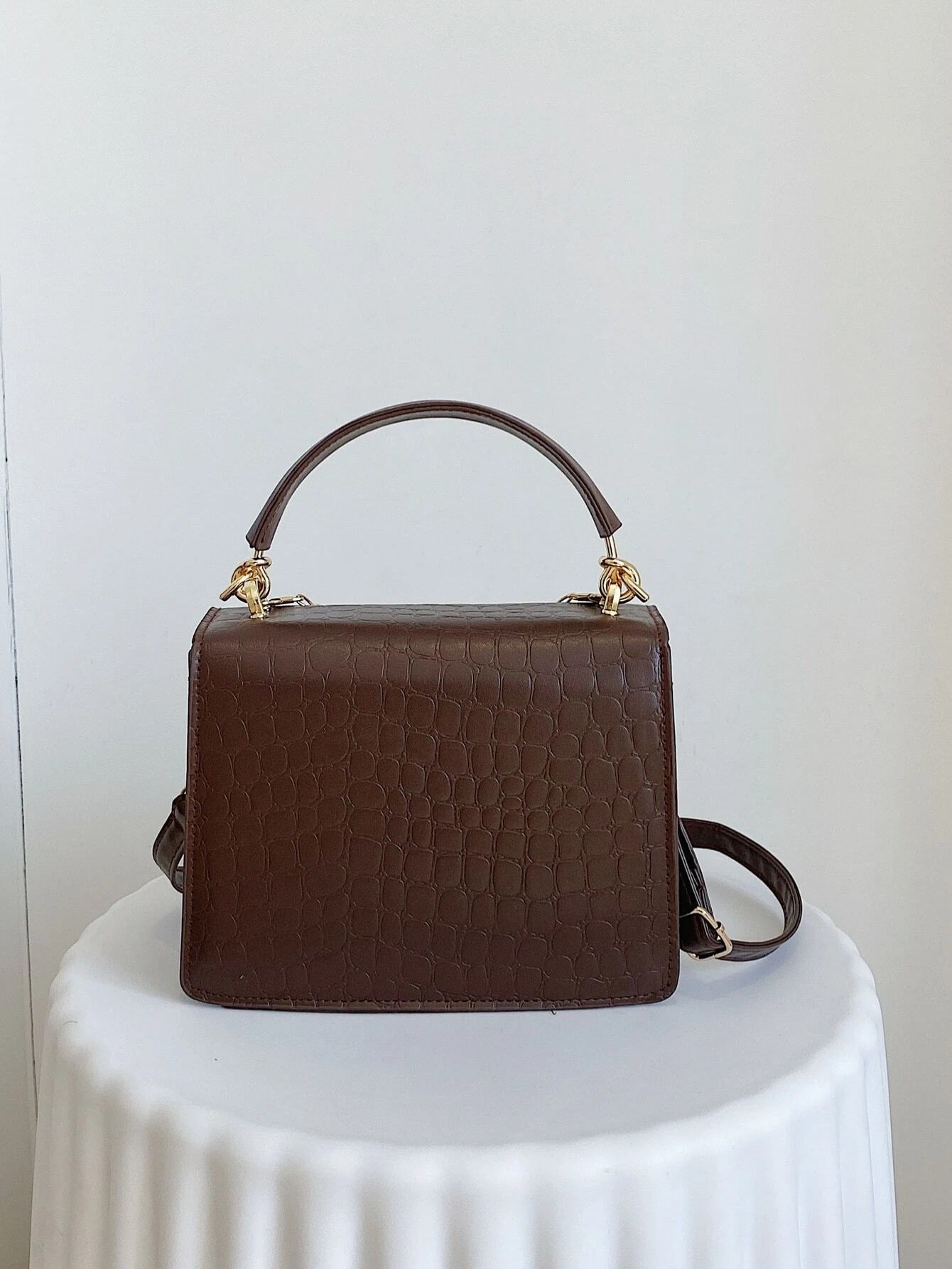 حقيبة مربعة نقش بلون بني شنط وحقائب شنط