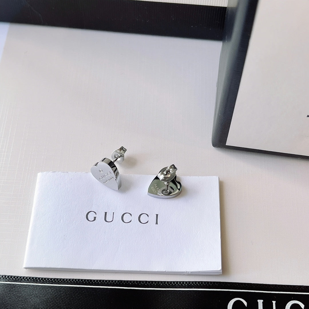 حلق قوتشي هارت صغير لوقو حلق gucci فضي