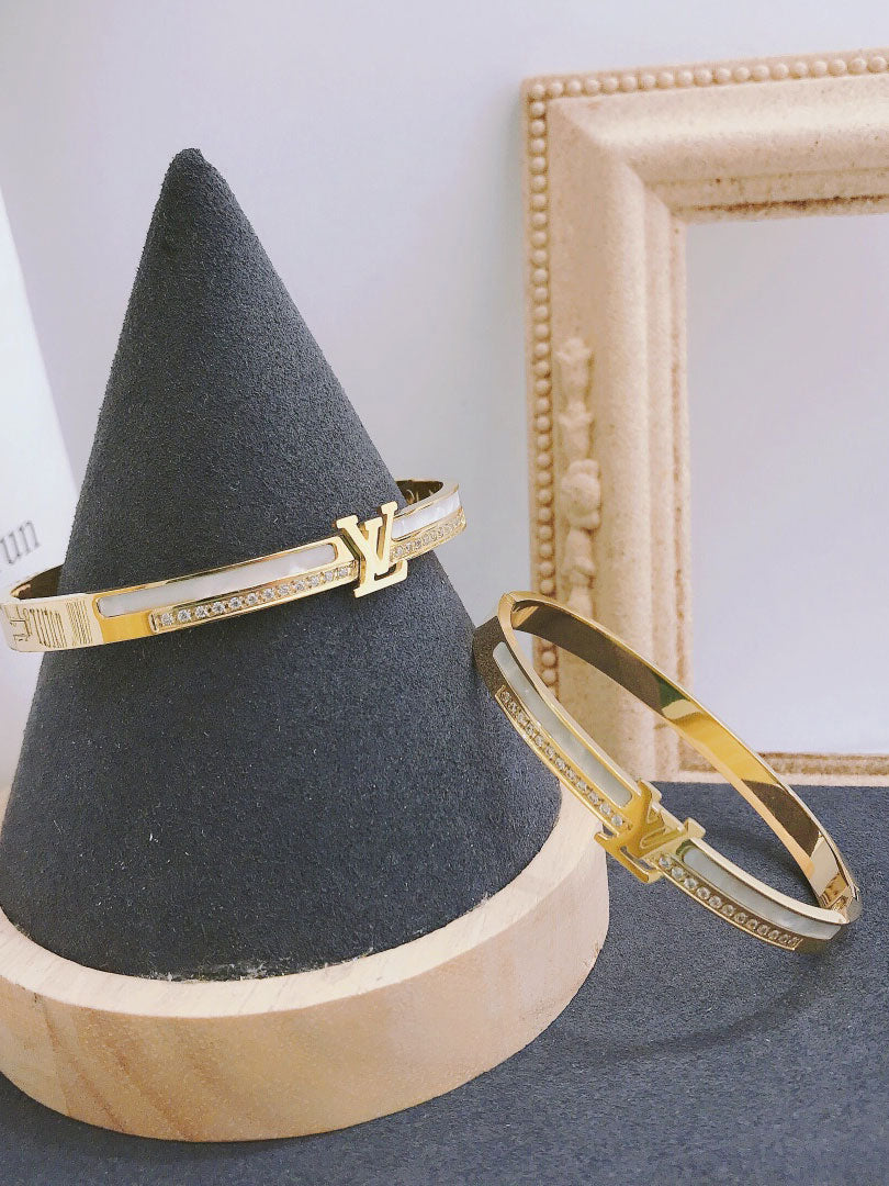 اساور لويس فيتون بانقل لوقو وايت اسواره louis vuitton