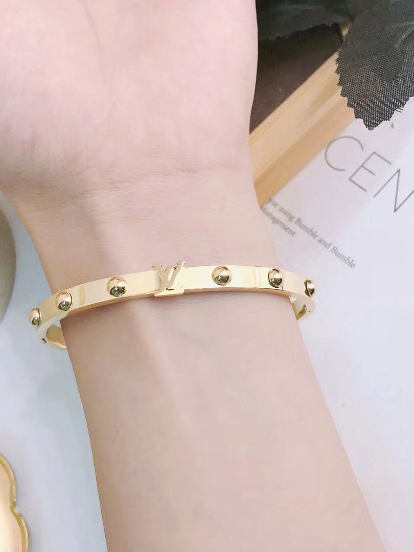 اساور لويس فيتون بانقل قولد لوقو اسواره louis vuitton ذهبي