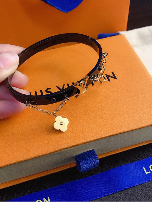 اسوارة لويس فيتون اسود بتعليقات ذهبيه اسواره louis vuitton