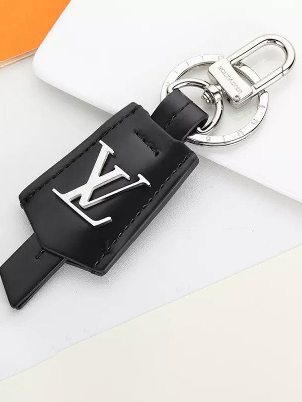 ميدالية لويس فيتون بلاك لذر ميدالية louis vuitton
