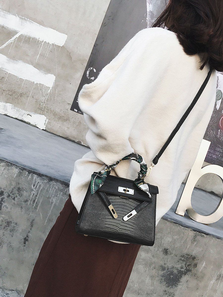 شنطة جلدية بقفل معدن ذهبي متوسطة الحجم شنط وحقائب شنط