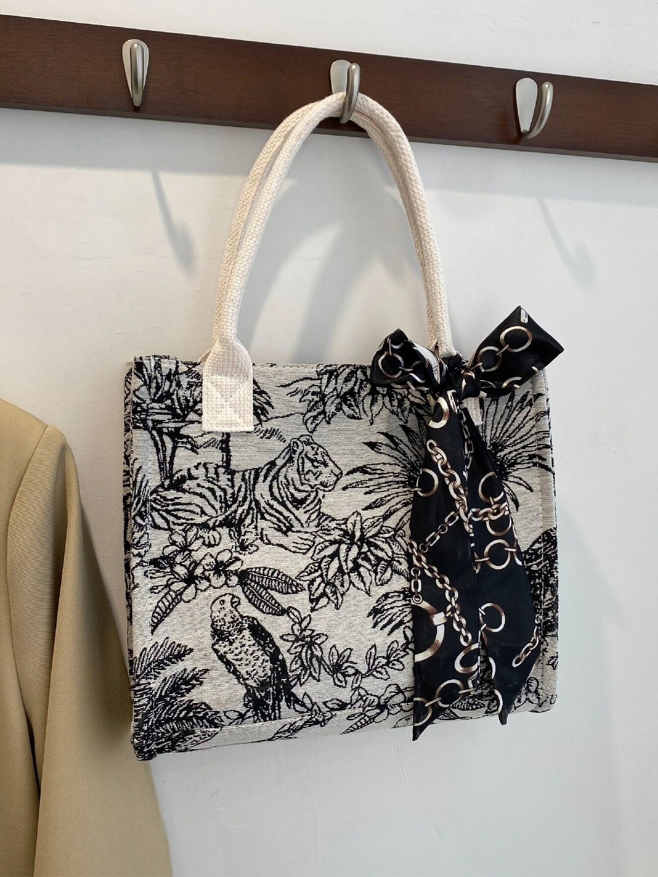 حقيبة يد بجرافيك قماش مع وشاح شنط وحقائب شنط